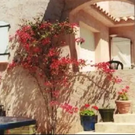 Holiday Lieu Dit Ambaco Hébergement de vacances
